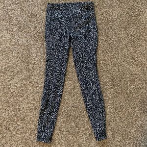 Like new lululemon leggings! 🤍🖤
